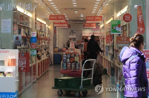 A cosmetics shop in downtown Seoul is quiet on March 6, 2017, in the aftermath of China's retaliation over Seoul's deployment of a high-tech US missile defense system. (Yonhap)