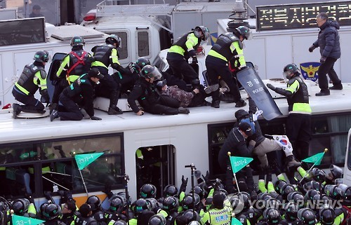 Protesters clash with police near the Constitutional Court in Seoul on March 10, 2017, as the supporters of Park Geun-hye try to march toward the court in protest of its decision to dismiss Park as president. (Yonhap)