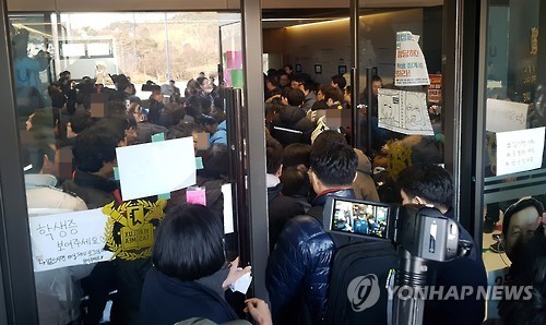 Seoul National University officials attempt to disperse students occupying the school's headquarters on March 11, 2017. Students oppose the school's plan to build a new campus in Siheung, south of Seoul. (Yonhap)