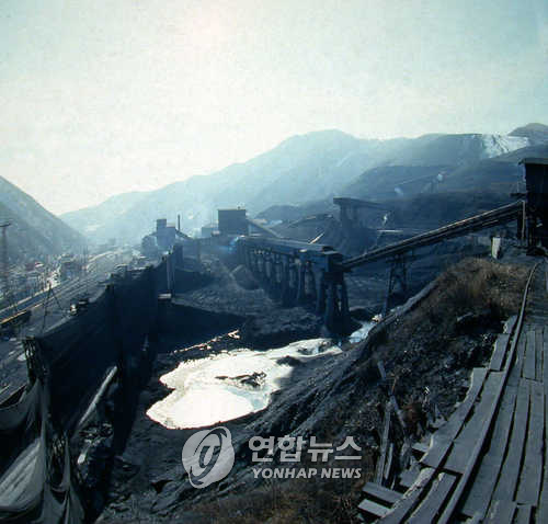 A file photo of a coal depot in Taebaek, Gangwon Province. (Yonhap)