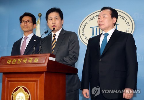 (From left to right) Former Gyeonggi Province Gov. Kim Moon-soo; Kim Jin, former editorial writer at the JoongAng Ilbo; and former six-term lawmaker Rhee In-je deliver a joint statement at the National Assembly in Seoul on March 13, 2017. (Yonhap)