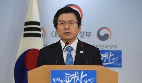 Acting President and Prime Minister Hwang Kyo-ahn delivers a national address at the government complex in Seoul on March 10, 2017, after the Constitutional Court upheld the impeachment of then President Park Geun-hye. (Yonhap)