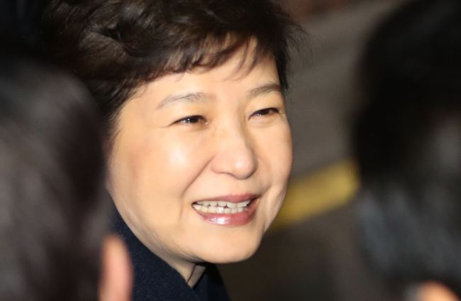 Ousted President Park Geun-hye gets out of a car appearing misty-eyed in front of her private residence in southern Seoul after returning from the presidential office Cheong Wa Dae on March 12, 2017, two days after she was removed from office at her impeachment trial at the Constitutional Court. (Yonhap)