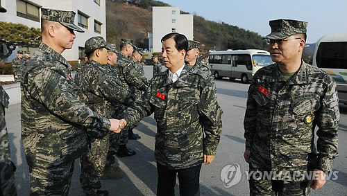 Defense Minister Han Min-koo visits the Marine Corps Command in Hwaseong, south of Seoul, on Feb. 20, 2017. (Yonhap)