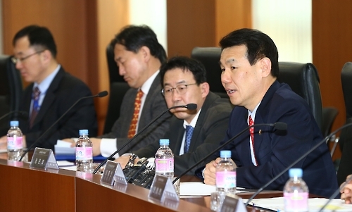 Jeong Eun-bo, vice chairman of the Financial Services Commission (FSC), speaks at a meeting on the capital market at the Korea Exchange in Seoul on March 14, 2017, in a photo provided by the FSC. (Yonhap)