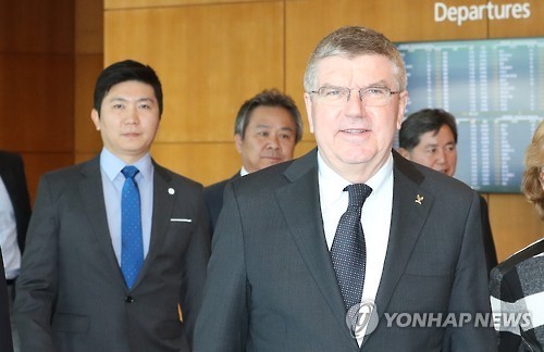 Thomas Bach (right), president of the International Olympic Committee, walks through Incheon International Airport on March 14, 2017, to begin his South Korean trip to check on PyeongChang's 2018 Winter Olympics preparations. (Yonhap)