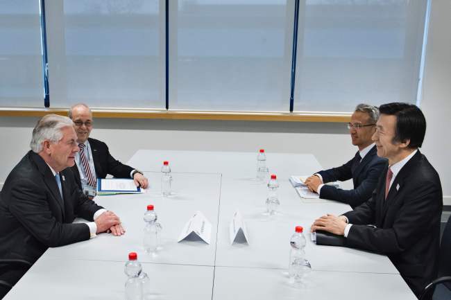 US Secretary of State Rex Tillerson (L) and South Korean Foreign Minister Yun Byung-se talk at the World Conference Center in Bonn. (Yonhap)