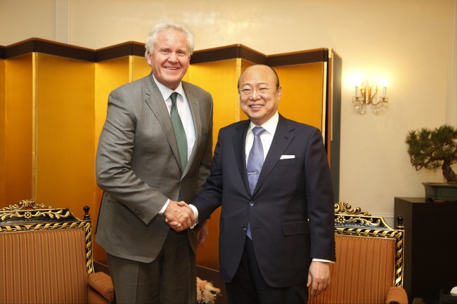 Hanwha Group Chairman Kim Seung-youn (right) meets with General Electric Chairman Jeffrey Immelt on Monday at Hanwha’s headquarters in Jung-gu, Seoul. (Hanwha)