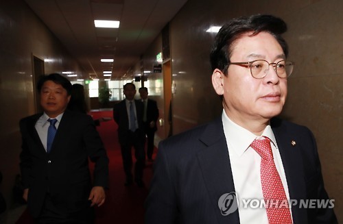 Chung Woo-taik of the Liberty Korea Party emerges from a meeting of floor leaders at the National Assembly in Seoul on March 15, 2017. (Yonhap)