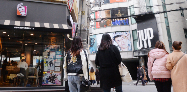 K-pop fans gather outside the JYP headquarter in Cheongdam-dong, southern Seoul, Wednesday. (Park Hyun-koo/The Korea Herald)