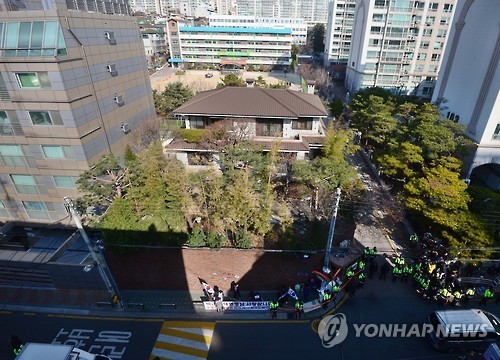 Former President Park Geun-hye's house in the fore with Samreung Elementary School in the background. (Yonhap)