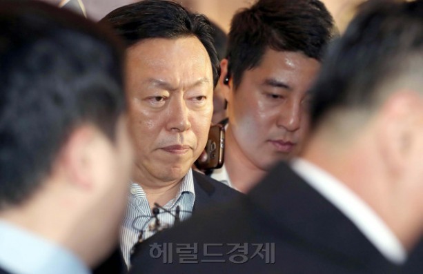 Chairman Shin Dong-bin enters Lotte Group's meeting of top executives held on Nov. 30, 2016. (The Herald Business)