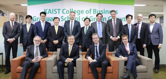 Participants at the seminar at the Korea Advanced Institute of Science and Technology’s Graduate School of Green Growth included Danish Ambassador to Korea Thomas Lehmann (front, right) and European Union Ambassador-designate Michael Reiterer (front, left). (Danish Embassy)