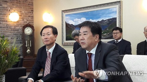 SM Group chairman Woo Oh-heun (right) speaks during a press conference in Busan on Jan. 23, 2017. (Yonhap)