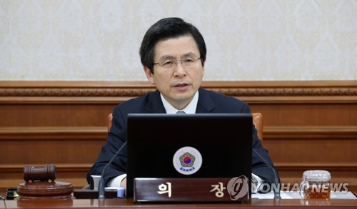 Acting President and Prime Minister Hwang Kyo-ahn speaks during a Cabinet meeting at the central government complex in Seoul on March 21, 2017. (Yonhap)