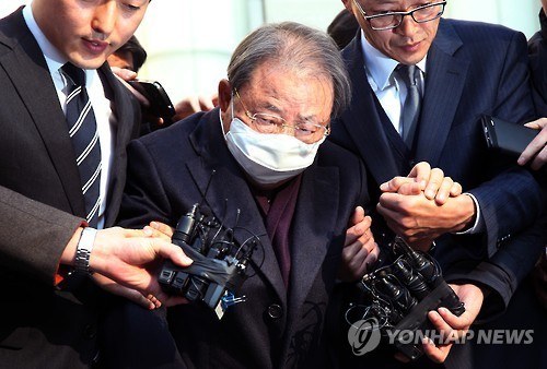 In this file photo, Cho Suck-rai, chairman of Hyosung Group, leaves a Seoul court on Jan. 15, 2016, after his sentencing for tax evasion. The 81-year-old tycoon was sentenced to three years in prison for dodging some 135.8 billion won ($111.8 million) in taxes from 2003-2008 and ordered to pay 136.5 billion won in fines. The court, however, waived imprisonment because of Cho's age and failing health. (Yonhap)