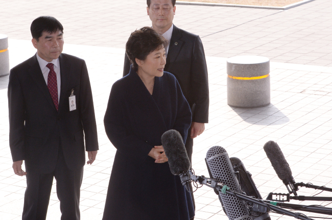 Former President Park Geun-hye speaks to reporters after arriving at the Seoul Central District Prosecutors' Office in Seoul on Tuesday. (Yonhap)