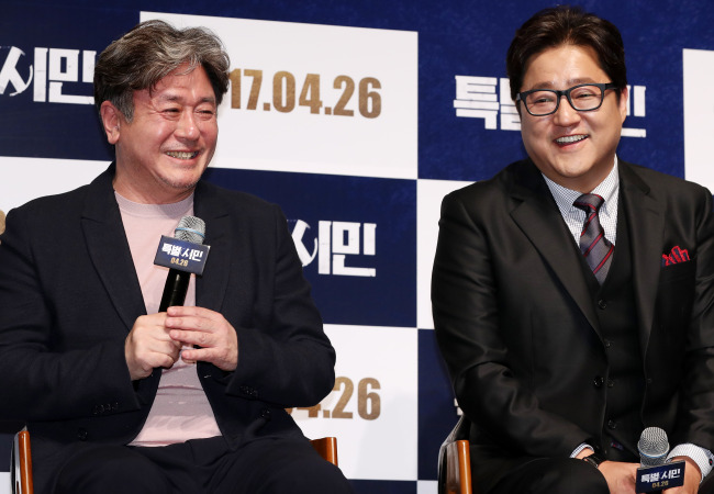 Choi Min-sik (left) and Kwak Do-won speak to reporters at a press conference at CGV Apgujeong in Seoul on Wednesday. (Yonhap)