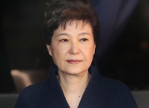 This photo, taken on March 22, 2017, shows former President Park Geun-hye heading to her house in Seoul after being questioned by the prosecution over her corruption scandal. (Yonhap)