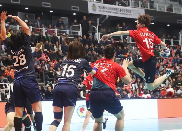 South Korea's Choi Su-min (R) jumps to take a shot against Japanese players during the Asian Women's Handball Championship in Suwon, Gyeonggi Province, on March 22, 2017. (Yonhap)