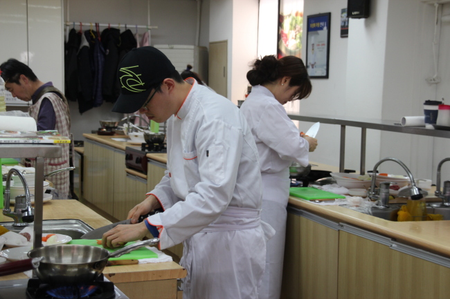 Employed people study to become chefs on Saturdays at Hansol Cooking Hagwon. (Lim Jeong-yeo/The Korea Herald)