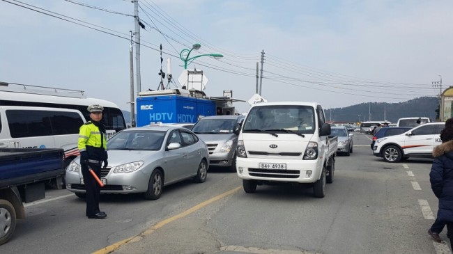 Parking space was scarce near Paengmok Port, as the number of visitors suddenly rose Thursday afternoon. (Son Ji-hyoung/The Korea Herald)