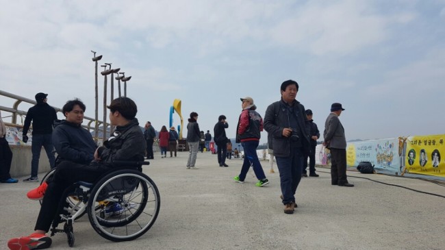 Visitors pay respect to the victims of Sewol ferry disaster at Paengmok Port (Son Ji-hyoung/The Korea Herald)