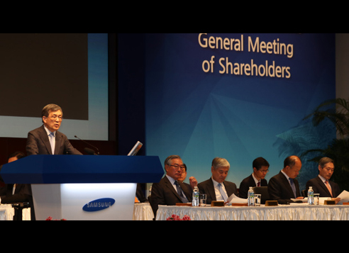 Samsung Electronics Vice Chairman Kwon Oh-hyun (left) speaks during the company’s shareholder meeting at its Seocho office in southern Seoul, Friday. (Yonhap)
