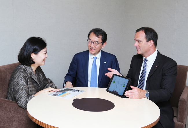 Citibank Korea CEO Park Jin-hei (middle) and Consumer Business Head Brendan Carney (right), consult with a customer at the bank’s Cheongdam Center in southern Seoul. (Citibank Korea)