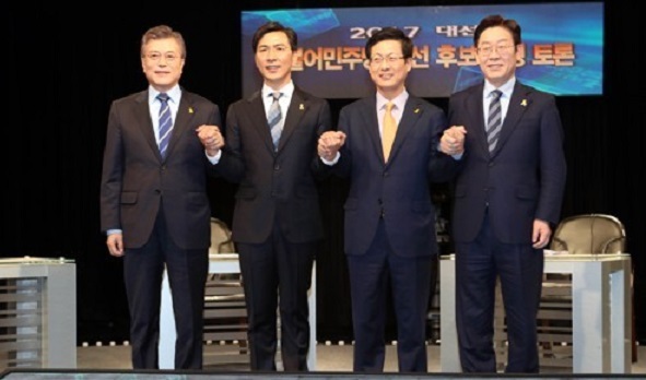 Presidential hopefuls of the liberal Democratic Party pose for a picture before the start of a TV debate in Busan on March 28, 2017. They are (from L to R) former party chief Moon Jae-in, South Chungcheong Gov. An Hee-jung, Goyang Mayor Choi Sung and Seongnam Mayor Lee Jae-myung. (Yonhap)