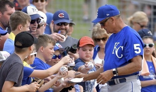 In this Associated Press photo taken on March 15, 2017, George Brett, a Hall of Fame third baseman for the Kansas City Royals, signs autographs before the team's spring training baseball game against the Chicago White Sox in Surprise, Arizona. (Yonhap)