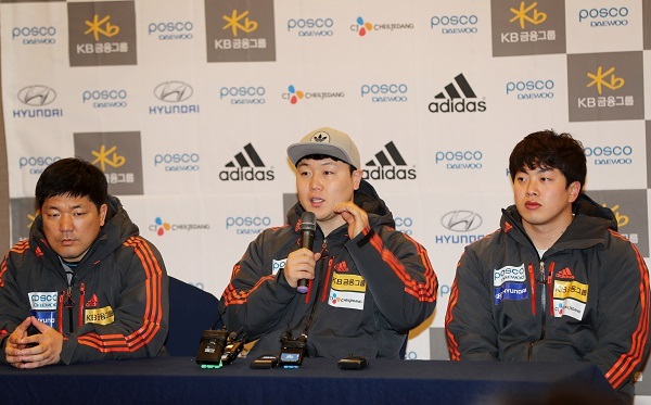 South Korean bobsleigh pilot Won Yun-jong (C) speaks at a press conference alongside his coach Lee Yong (L) and brakeman Seo Young-woo at Alpensia Convention Centre in PyeongChang, Gangwon Province, on March 30, 2017. (Yonhap)