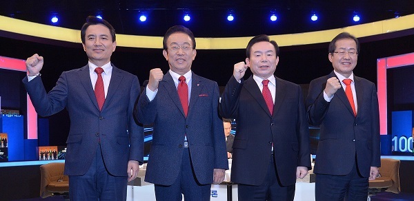 The presidential hopefuls of the conservative Liberty Korea Party (from L to R) -- Rep. Kim Jin-tae, North Gyeongsang Province Gov. Kim Kwan-yong, former six-term lawmaker Rhee In-je and South Gyeongsang Province Gov. Hong Joon-pyo -- posing for a photo before a debate in Seoul. (Yonhap)