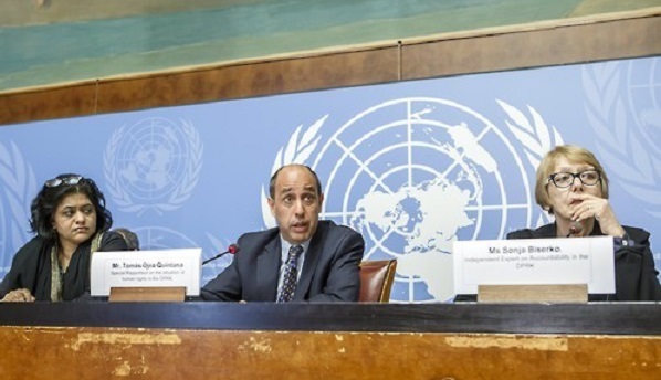 Tomas Ojea Quintana (C), U.N. special rapporteur for the North Korean human rights situation, speaks during a press conference after presenting a report on the country at the 34th session of the U.N. Human Rights Council in Geneva on March 13, 2017. (EPA-Yonhap)