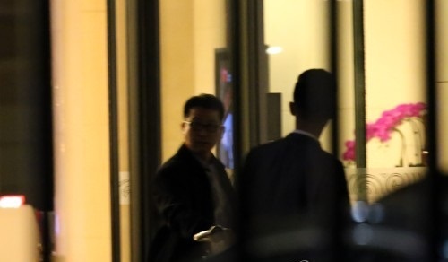 Hyon Kwang-song (L), a suspect involved in the killing of Kim Jong-nam, and a North Korean diplomat are seen at an airport in Beijing on March 31, 2017, as he was allowed to leave Malaysia under a diplomatic deal between North Korea and Malaysia. (Yonhap)