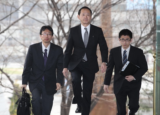 Hideo Suzuki, Japan’s acting ambassador to South Korea, enters the Ministry of Foreign Affairs building in Seoul on Friday, after being summoned by Seoul officials over Tokyo’s decision to approve revised education guidelines on Dokdo, a set of islets that are the subject of territorial disputes between the two countries. (Yonhap)