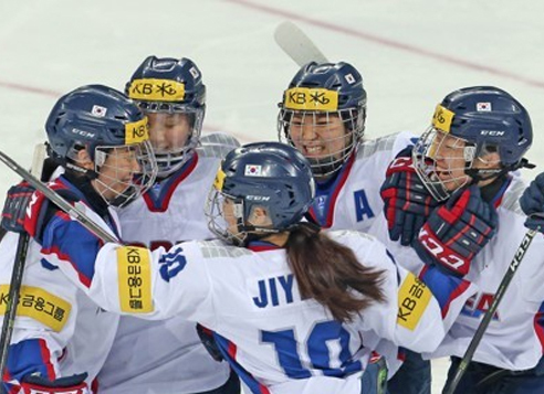 South Korean players celebrate a goal against Slovenia at the International Ice Hockey Federation Women's World Championship Division II Group A at Kwandong Hockey Centre in Gangneung, Gangwon Province, on April 2, 2017. (Yonhap)