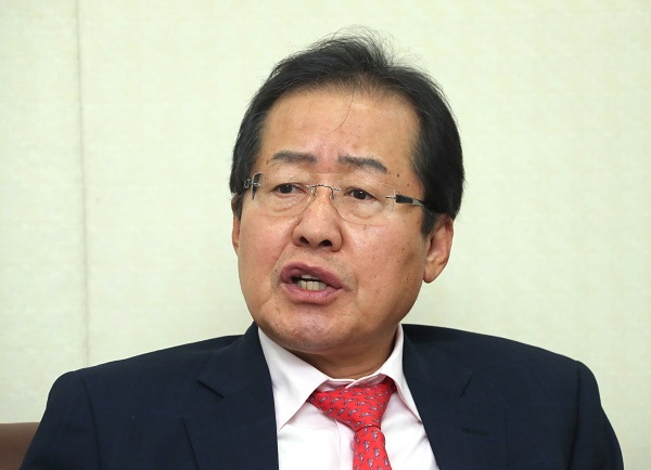 South Gyeongsang Province Gov. Hong Joon-pyo of the Liberty Korea Party speaks to Yonhap News Agency at his party's headquarters in Seoul on April 2, 2017. (Yonhap)