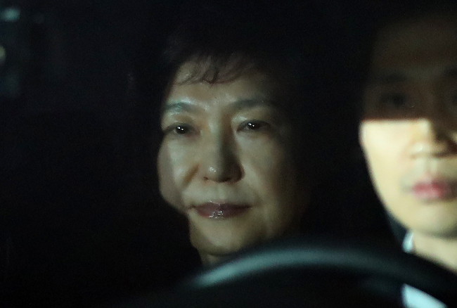 Former President Park Geun-hye is taken to a detention house in Uiwang on Friday morning. (Yonhap)