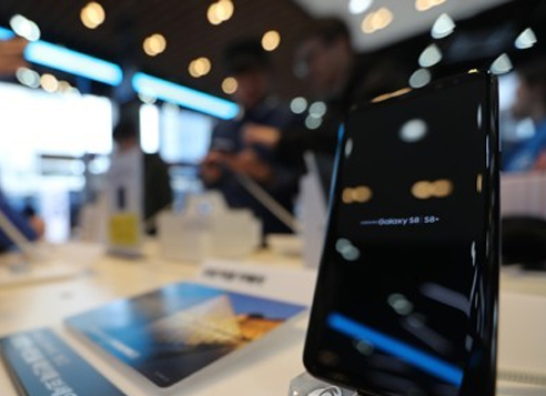 Samsung Electronics Co.'s Galaxy S8 smartphone is displayed at one of its shops in Seoul in this photo taken on April 2, 2017. (Yonhap)