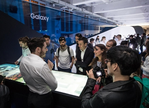 Samsung Electronics Co. displays the Galaxy S8 at Milan Design Week 2017 held in Italy in this photo released by the company on April 5, 2017. (Yonhap)