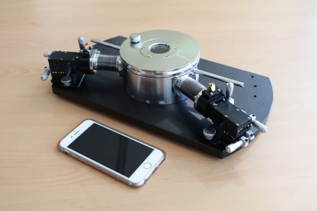 WIT’s portable probe station, with a smartphone placed beside it for size comparison (WIT)