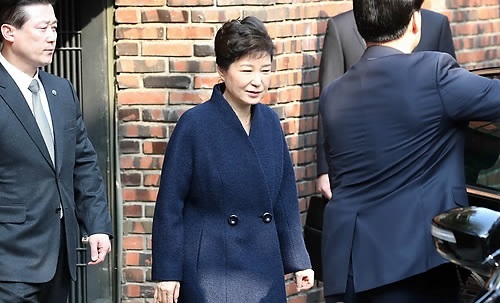 Former President Park Geun-hye leaves her home in Seoul for prosecution questioning on March 21, 2017. Park, dismissed by the Constitutional Court on March 10, faces a probe on 13 criminal allegations, including graft and abuse of power. (Yonhap)