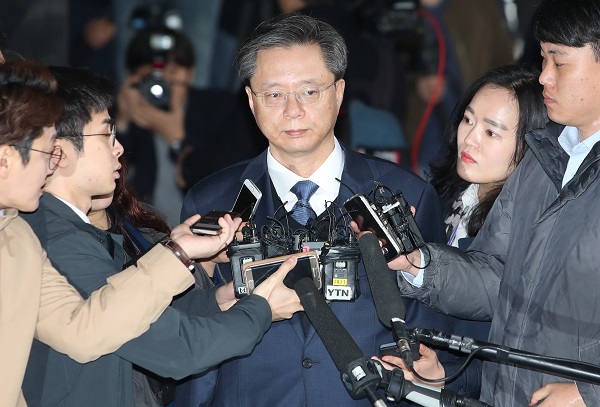 Woo Byung-woo, former senior presidential secretary for civil affairs, appears Thursday at the Seoul Central District Prosecutor’s Office in Seoul, after being summoned as a suspect. Woo is a key figure in the corruption scandal involving ousted President Park Geun-hye and her longtime friend Choi Soon-sil. (Yonhap)