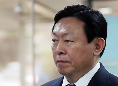 Lotte Group Chairman Shin Dong-bin arrives at the Seoul Central District Court on April 5, 2017, to attend a hearing on a string of corporate crime allegations involving his family. (Yonhap)