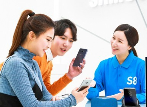 Visitors experience Samsung Electronics' Galaxy S8 smartphone at a Seoul store in this photo released by Samsung on April 6, 2017. (Yonhap)