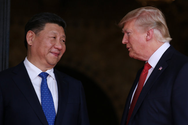 Chinese President Xi Jinping (left) and US President Donald Trump (Yonhap)