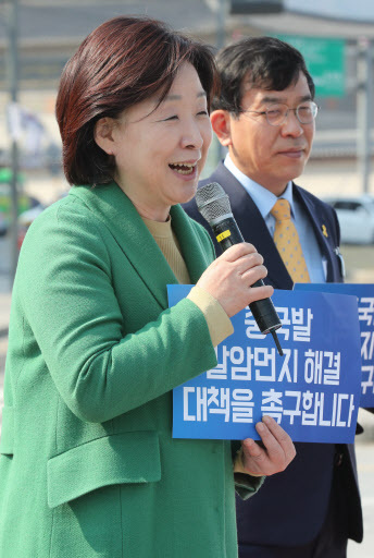 Presidential candidate Sim Sang-jeung of the progressive Justice Party speaks during a protest aginst air pollution on April 2 in Seoul. (Yonhap)