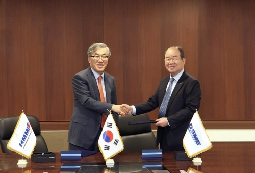 Jung Sung-leep (R), CEO of Daewoo Shipbuilding & Marine Engineering, shakes hands with Yoo Chang-keun, head of Hyundai Marchant Marine, after signing a letter of intent in Seoul on April 7, 2017, for Daewoo to deliver crude carriers. (DSME)