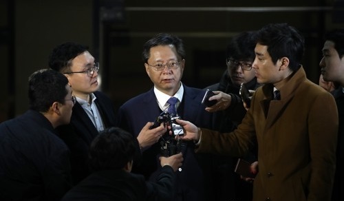 Woo Byung-woo (C), former senior civil affairs secretary for ousted President Park Geun-hye, returns home after undergoing a 17-hour probe as a suspect in various allegations surrounding the presidential scandal at the Seoul Central District Prosecutors' Office on April 7, 2017. (Yonhap)